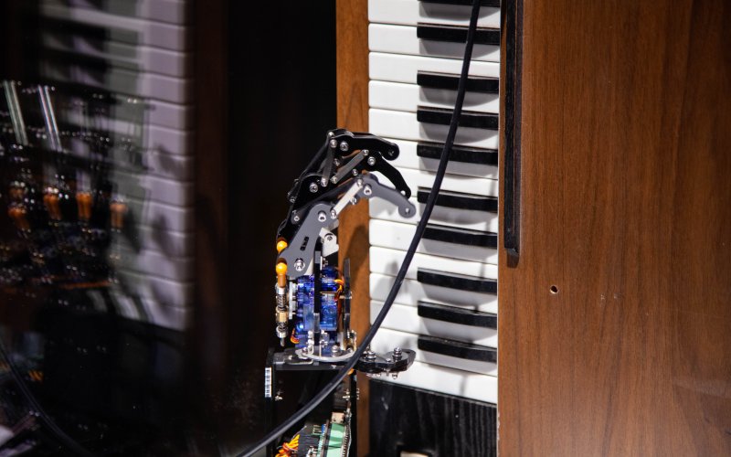 Robotische-Hand-und-Synthesizer-The-Left-Hand-Foto-Martin-Gross-©escmedienkunstlabor