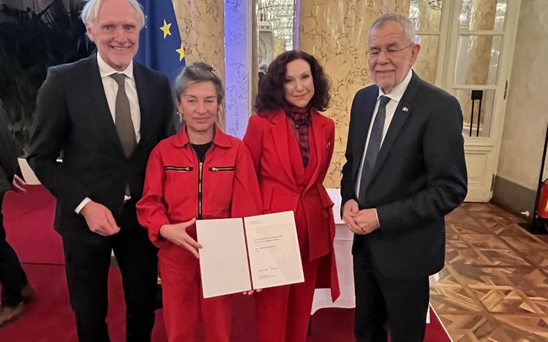 Kulturstadtrat Guenter Riegler, Reni Hofmüller und Ilse Weber gemeinsam mit Bundespräsident Alexander Van der Bellen, bei der Verleihung des Österreichischen Kunstpreises. 