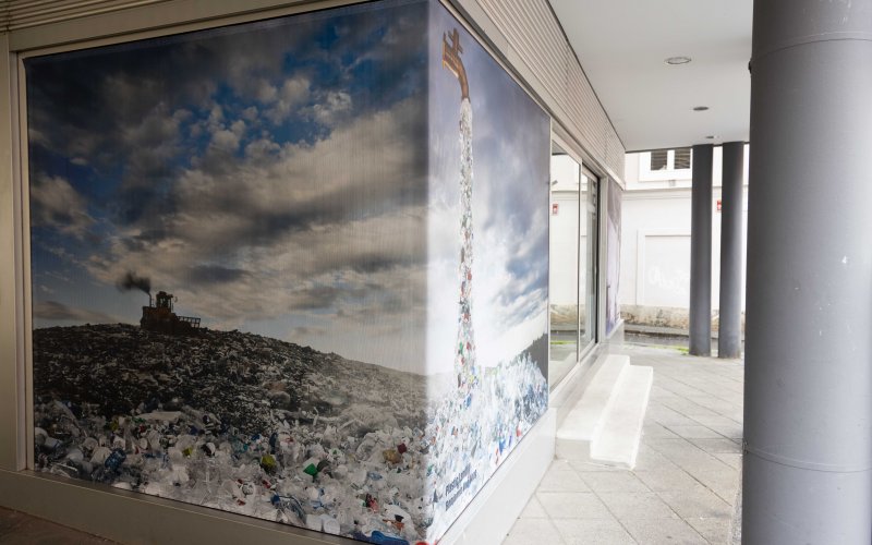 Plastic Landfill von Benjamin Von Wong, Aussenfassade des esc medien kunst labors. Foto: Martin Gross