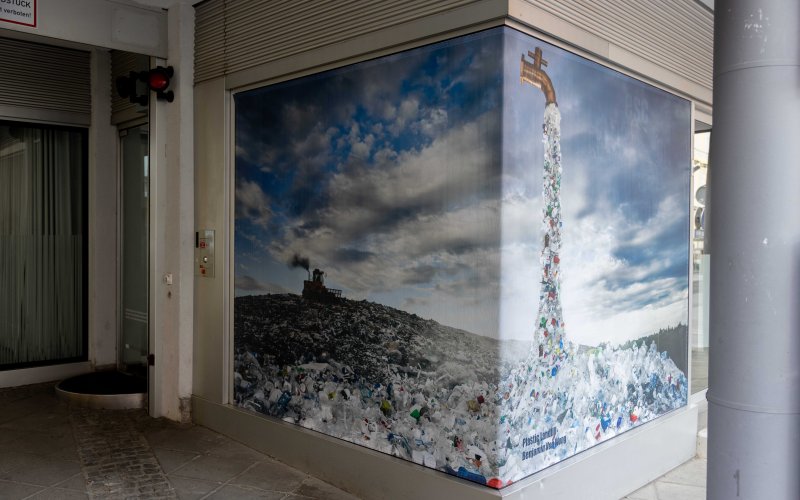 Plastic Landfill von Benjamin Von Wong, Aussenfassade des esc medien kunst labors. Foto: Martin Gross