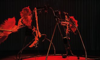 Im Spiel bleiben Zuordnungen in Bewegung, fest steht nur der Tod. Das Spiel geht weiter. Im Spiel bleiben Zuordnungen in Bewegung, fest steht nur der Tod. Das Spiel geht weiter.