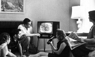 (c) National Archives and Records Administration_Flyersujet_Family watching television