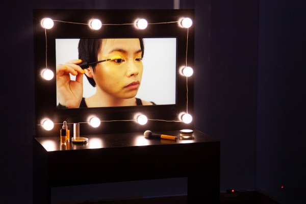 ©escmedienkunstlabor__MEIN_KOERPER_MEINE_MASCHINE__The_Full_Color_Makeup_Session__by__Hui_Ye__Foto__Martin_Gross ©escmedienkunstlabor__MEIN_KOERPER_MEINE_MASCHINE__The_Full_Color_Makeup_Session__by__Hui_Ye__Foto__Martin_Gross